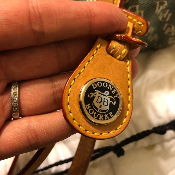 Dooney and Bourke small bag - Picture 2 of 5